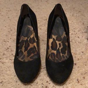 Jessica Simpson black pumps